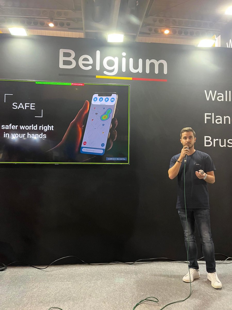 digitalwallonia's tweet photo. L'équipe du projet #SAFE, lauréate du hackathon #CitizensOfWallonia 2021, fait tester son application au #SCEWC ! 

👏 Félicitations à l'équipe car elle gagne la session de pitch et remporte une learning session de 2 jours à Marseille ! #digitalwallonia #smartcities @isaraw https://t.co/vn5YUdkJRz