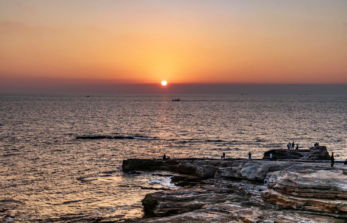 JapaTabi_com's tweet photo. 🔸夕陽 / Sunset🔸
和歌山県白浜町「千畳敷」は、円月島、三段壁とともに国の名勝に指定されている景勝海岸です。
目の前に広がる太平洋に陽が沈む光景は美しく、日本の夕陽百選に選ばれています。

*撮影場所：#千畳敷
  #南紀白浜マリオットホテル から車で6分
*URL：https://t.co/0Mm45jByfY https://t.co/xkXMmhQA9j