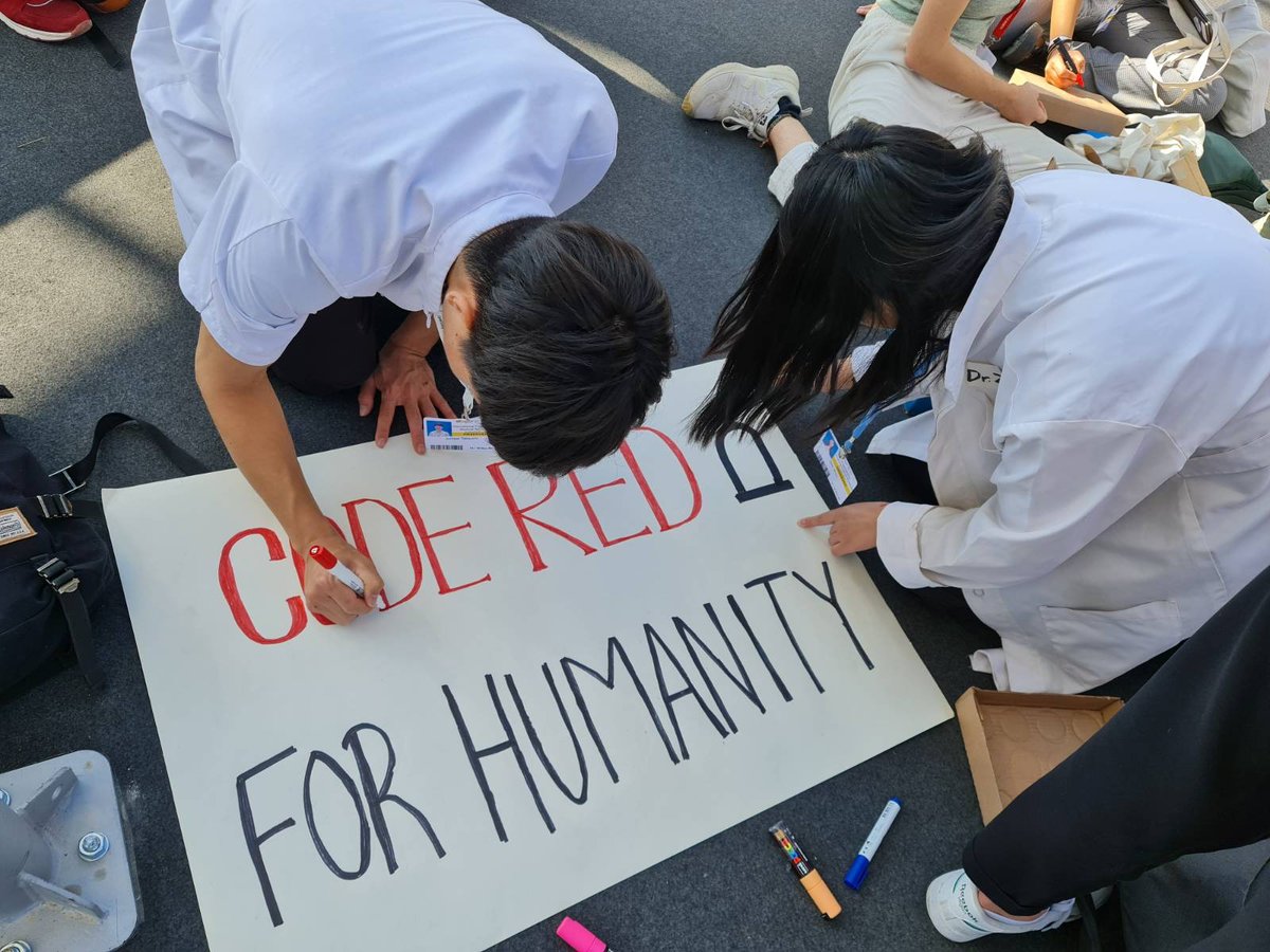 ⚡️#COP27: Strong presence of global #healthcare community calling for 1.5°C to survive. 
"If 1.5°C dies, millions of our patients will die as well!" 
#HealthyClimate Prescription also includes:
#FossilFuelTreaty #cleanenergy #LossAndDamageFinanceNow #healthcare_anytime_anywhere