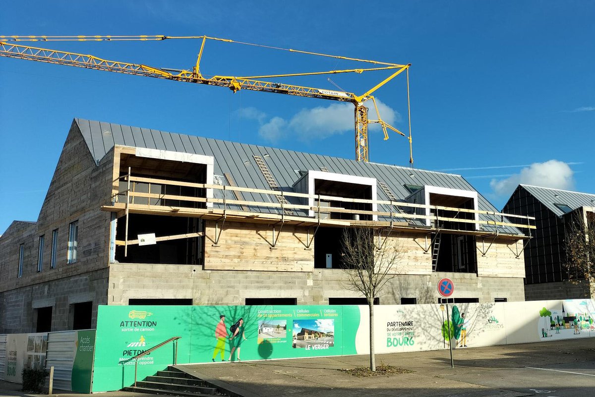 amenatys's tweet photo. [CHANTIER EN COURS 🚧] – Les travaux avancent pour le Verger de Milizac : les charpentes sont montées ! Prochaine étape : la pose de l’enduit.

⌛️Dernières opportunités disponibles : 2 #locauxcommerciaux et un #localtertiaire. Pour en savoir plus 👉 https://t.co/QgP0j9TpWt https://t.co/i0BKisrWsn