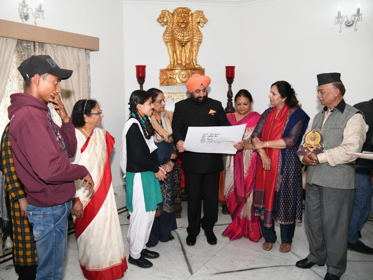 UttarakhandRB's tweet photo. राज्यपाल @LtGenGurmit ने
भारतीय बाल कल्याण परिषद द्वारा आयोजित चित्रकला प्रतियोगिता में राज्य स्तर में स्थान पाने वाले 15 बच्चों को राजभवन में पुरस्कार दिए। उन्होंने कहा की बच्चों द्वारा  #paniting के माध्यम से अद्वितीय प्रतिभा का प्रदर्शन किया गया,जिससे मन आत्मविभोर हो गया https://t.co/2QNU6ZDUUA