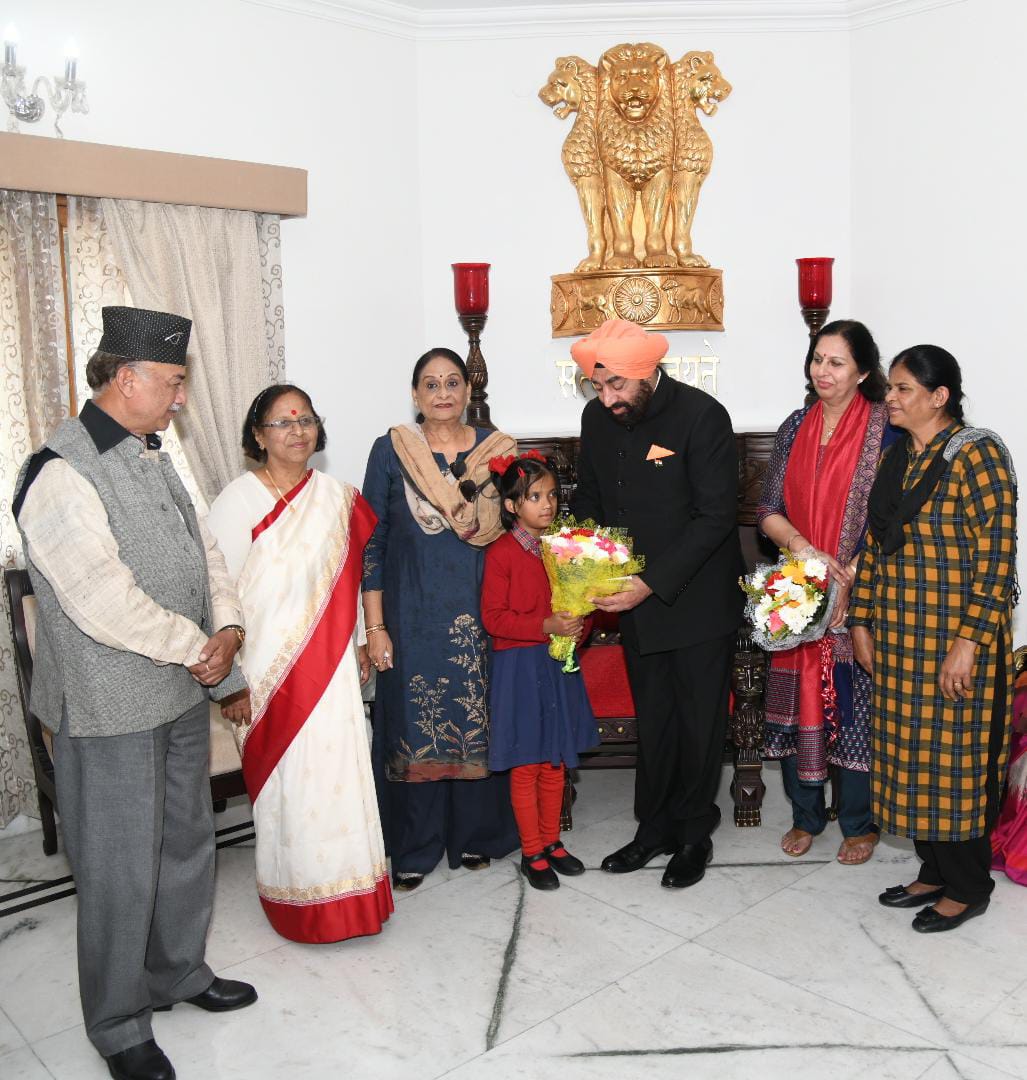 UttarakhandRB's tweet photo. राज्यपाल @LtGenGurmit ने
भारतीय बाल कल्याण परिषद द्वारा आयोजित चित्रकला प्रतियोगिता में राज्य स्तर में स्थान पाने वाले 15 बच्चों को राजभवन में पुरस्कार दिए। उन्होंने कहा की बच्चों द्वारा  #paniting के माध्यम से अद्वितीय प्रतिभा का प्रदर्शन किया गया,जिससे मन आत्मविभोर हो गया https://t.co/2QNU6ZDUUA