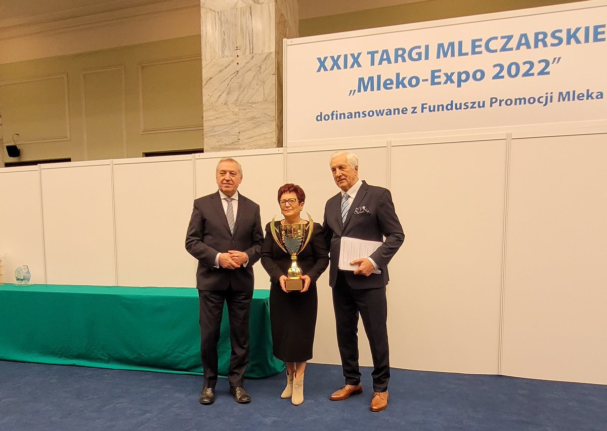 Ministerstwo Rolnictwa i Rozwoju Wsi (@mrirw_gov_pl) on Twitter photo Wicepremier minister #MRiRW <a href="/Kowalczyk_H/">Henryk Kowalczyk</a> uczestniczy w 29. Targach Mleczarskich MLEKO-EXPO 2022.
Wręczył nagrody spółdzielniom mleczarskim.🐄
🥛Targi mają na celu wsparcie polskiego mleczarstwa oraz promocję 🇵🇱 produktów najwyższej jakości. Wicepremier minister #MRiRW <a href="/Kowalczyk_H/">Henryk Kowalczyk</a> uczestniczy w 29. Targach Mleczarskich MLEKO-EXPO 2022.
Wręczył nagrody spółdzielniom mleczarskim.🐄
🥛Targi mają na celu wsparcie polskiego mleczarstwa oraz promocję 🇵🇱 produktów najwyższej jakości.