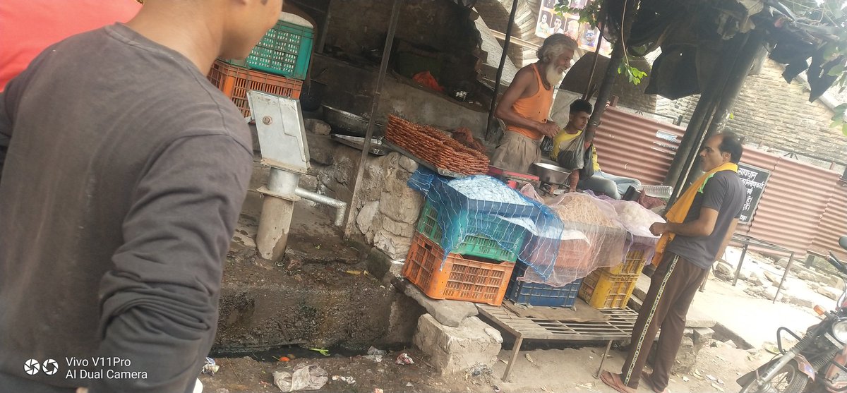 चित्रकूट/ मानिकपुर-रेलवे की भूमि पर वर्षों से कब्जा कर संचालित दुकानों को आखिर कब हटाया जाएगा.,चौराहे पर सड़क किनारे अवैध रूप से रेलवे की जमीन में दुकाने चलाया जा रहा है। किसकी शह पर संचालित है अवैध दुकानें आखिर प्रशासन कब तक मूकदर्शक बना रहेगा <a href="/AshwiniVaishnaw/">Ashwini Vaishnaw</a> <a href="/indianrailway/">Gokul</a>