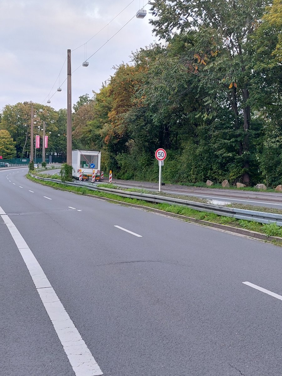 DorfNKB's tweet photo. @olivol @a_linnemann @stadtdortmund Wie immer ist es weniger,  dass mal was schief geht, sondern mehr, dass sich trotz melden nicht gekümmert wird.

Besonders in der Umgebung von Schulen. 

Hier mal die Rampe in Nutzung... nix mit Ersatz für den Radweg. https://t.co/aLisEhFqM4