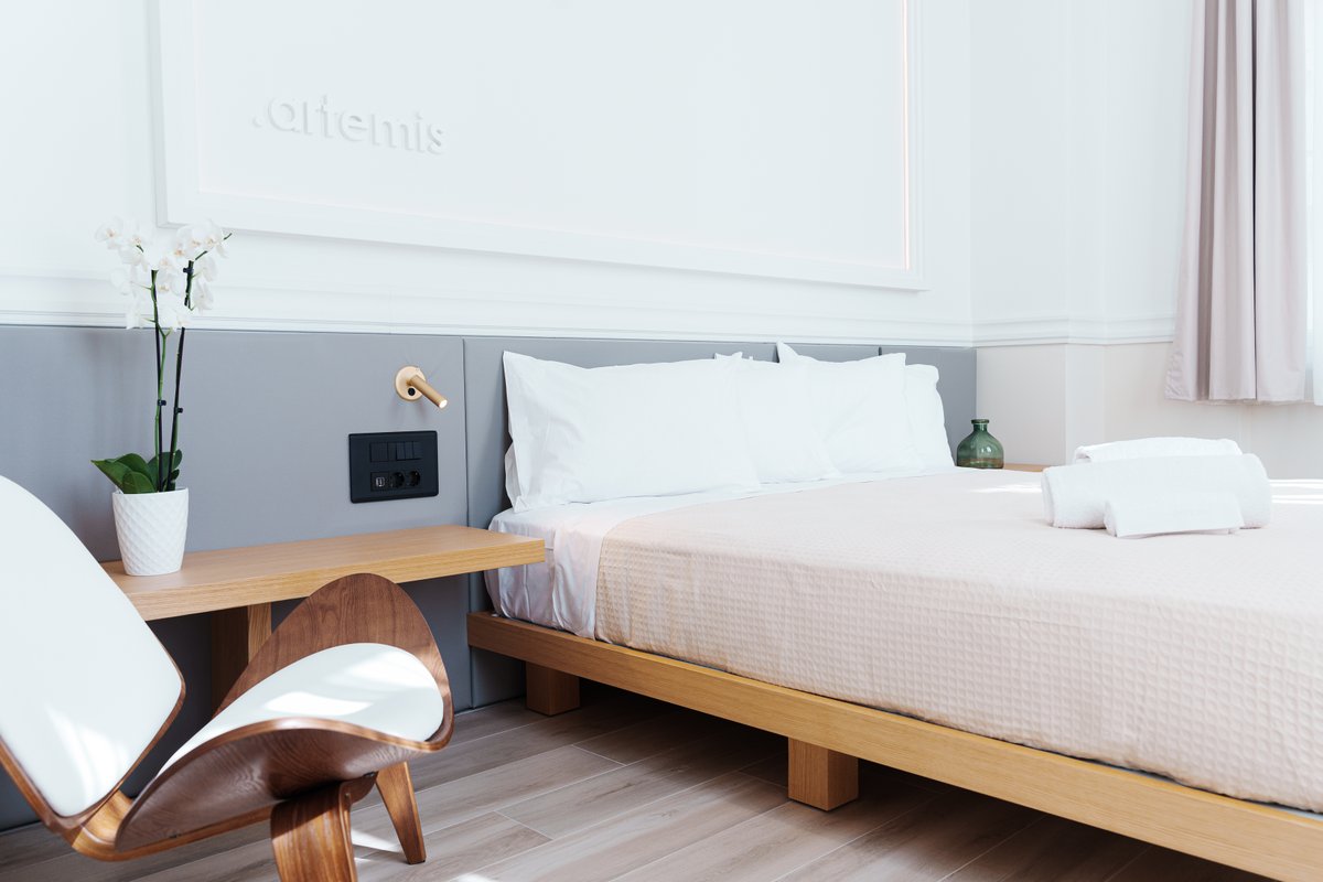 AriaHotelsGR's tweet photo. The Agora Athens Suites, at the heart of the city center is ideal for those who want to feel the heartbeat of Athens in a relaxing and calming atmosphere!
#citybreak #athens #AriaHotels #Greece #hoteldeco #hotelroom #decoration https://t.co/Nq9DxyJvvK