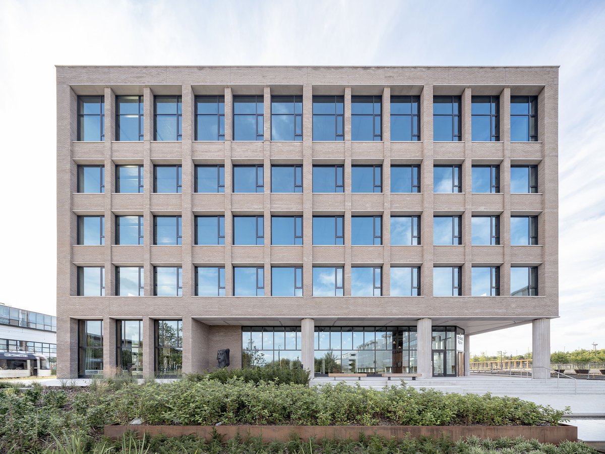 concretecentre's tweet photo. Edinburgh’s 1 New Park Square by @AHMMArchitects is an all-electric office building designed to stand the test of time, with exposed #concrete playing a crucial role in its low-carbon operation. Find out more in #CQAutumn, out now #concretequarterly https://t.co/LtA4Gikh59 https://t.co/WlwEoeTO7a