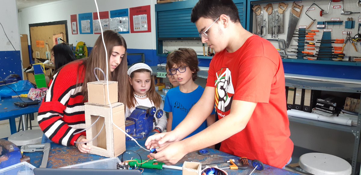 InigoAritzaIkas's tweet photo. Aurreko asteetan, LH3 eta DBH3ko ikasleak EKImaker proiektuarekin jarraituz, elkarlanean sortutako KOKO robota ezagutu dute.
#lankidetza #sortzailea #stemschoollabel #STEM https://t.co/ZfhVo62PSu