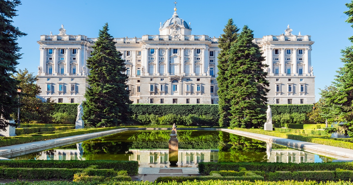 📌 Hoy, #20deNoviembre, el Palacio Real de #Madrid permanecerá cerrado en jornada completa con motivo de la audiencia de la <a href="/NATO/">NATO</a>, que se celebra en  🇪🇸.

ℹ️  ¡Puedes visitarlo a partir de mañana a las 11:30h!

🎟️ Entradas: bit.ly/3ggmY77