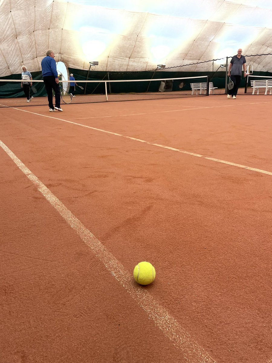AndrevdBerg_'s tweet photo. Nu coach èn umpire bij senioren tennismatch… https://t.co/wdVZgRJIVa