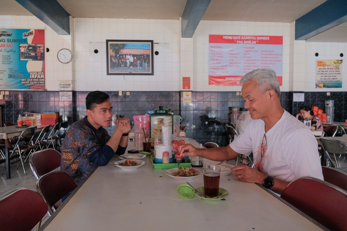 Memang lebih enak makan di warung sederhana seperti ini