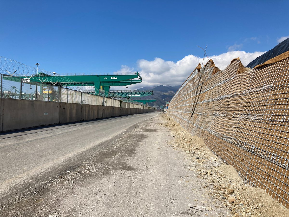 geoquest_group's tweet photo. For @portsofgenoa, 16 000 m² of green #ReinforcedEarth® #steepslopes are being designed and supplied by Terre Armée France. 
What for? 👉To separate the industrial harbour from a promenade, allowing #landscape and acoustic #mitigation of the #port activities. https://t.co/SFsaUK6zgv