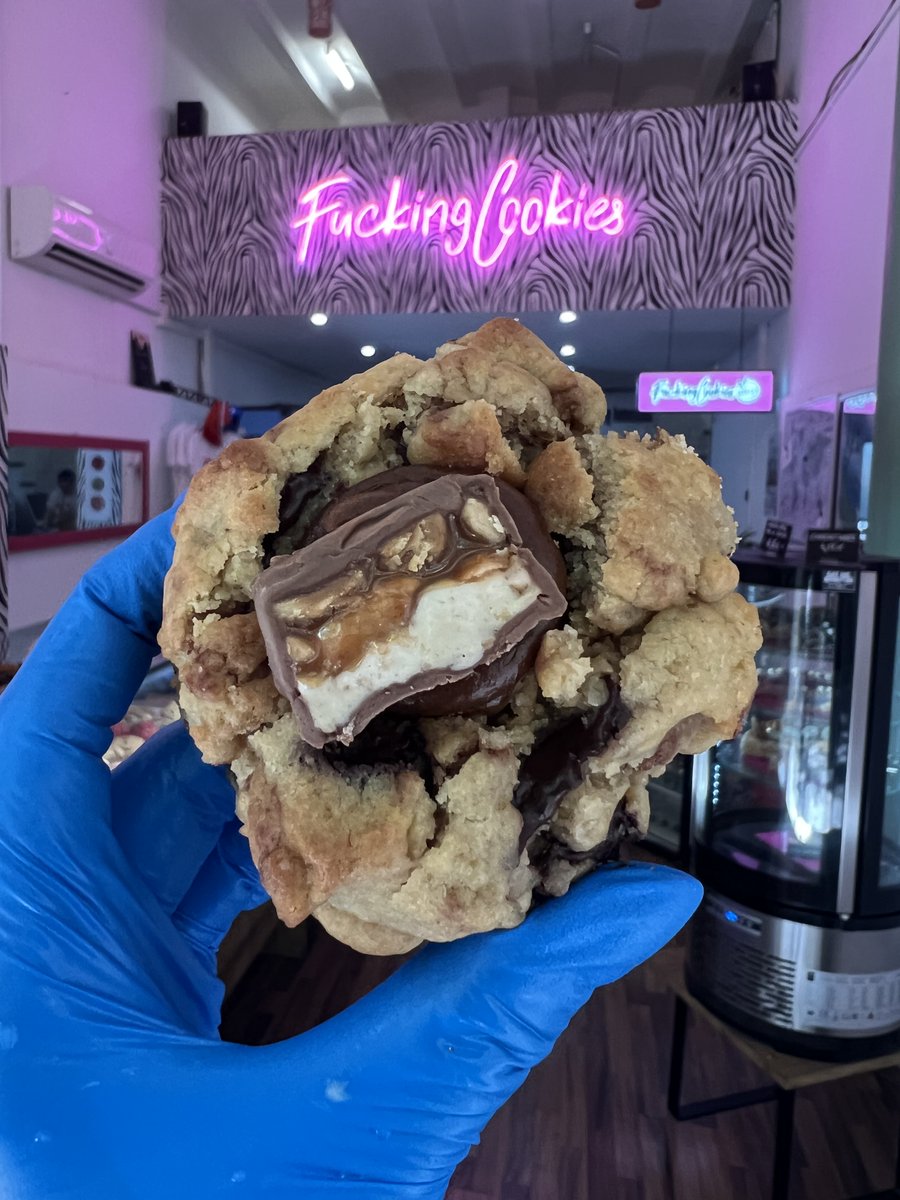 eldesvanbakery's tweet photo. ¿A quién invitarías a desayunar esto? ¡Cookies de dulce de leche, apple pie, pistachos y más! 😋😍 https://t.co/B4Ffbkkh37