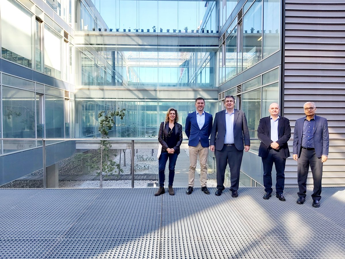 UpvInnovacion's tweet photo. It was a pleasure to host representatives from Arrow Electronics @ArrowGlobal, @COITCV and @GVAIvace.
We showed our university campus at Valencia, the cutting edge innovation for electronic companies and talent made in @UPV every year.
#UPVInnovation
#MakingFutures https://t.co/uXmaesEHmq