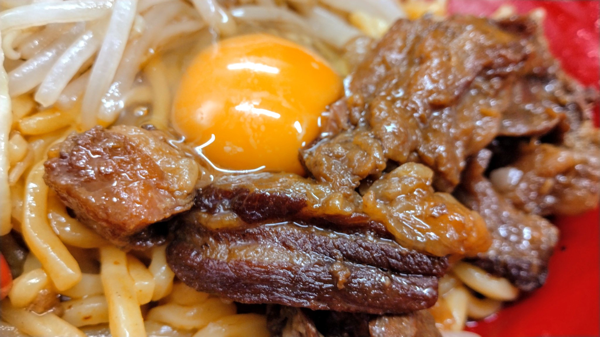 Temp 00 らーめんしょっぷ中吉 綾瀬 牛すじぶっかけ 温 ニンニク 今月駅前から6丁目に移転しての初訪は初心にかえってスジブ 甘じょっぱいタレと煮込まれてホロりと崩れる筋にトロ り蕩ける腱と共にゴワモチ太麺を卵に潜らせワシワシ啜る ヤサイで一息