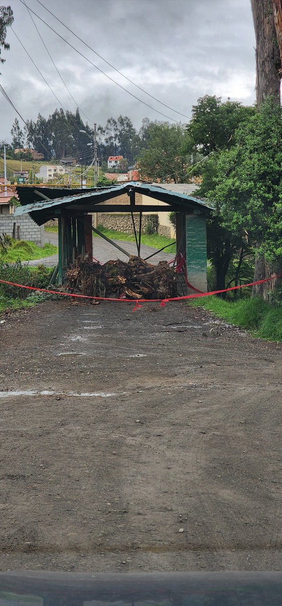 anaggonzalez2's tweet photo. Maravillosa gestion @MunicipioCuenca @pedropalaciosu vamos al 6to día sin el puente https://t.co/y2aIr9AlRz