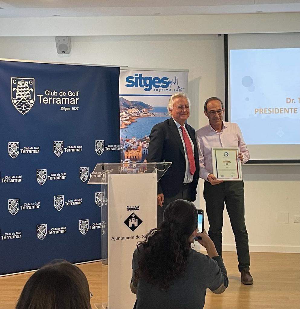 TurismeDeSitges's tweet image. Sitges rep la certificació Biosphere Gold de mans del Dr. Tomás de Azcárate Bang, presidente del Instituto de Turismo Responsable, felicitats a totes les empreses i recursos de la destinació per la seva implicació en el projecte! 
@Biosphere_RTI 
#SitgesAnytime #SitgesDades2022