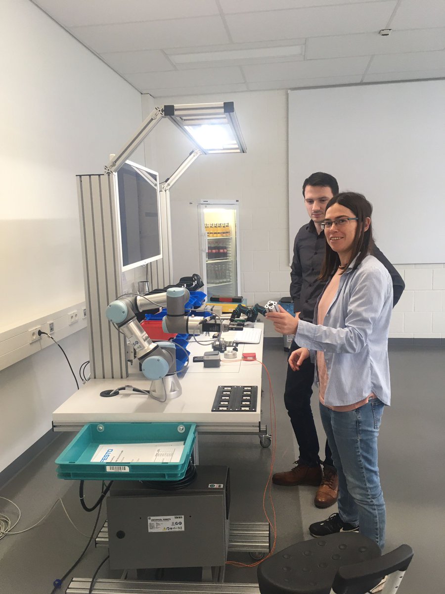 bibb_INVITE's tweet photo. Eva Poxleitner (@fraunhofer_edu) und Alexander Berrang (@DFKI) erklären den Teilnehmer/-innen des 3. Meilensteinmeetings bei #Tripleadapt die Funktionsweise eines Montageassistenten im Festo Lernzentrum https://t.co/FN8fJ6cLrP