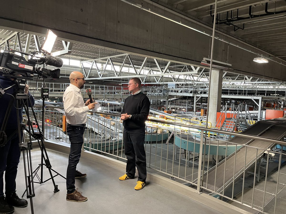 LeaWertheimer's tweet photo. Was macht die Post, wenn der Strom knapp wird? 📦💌 Stefan Luginbühl steht am Thementag von @srfnews Red und Antwort und sagt: „Ohne Strom geht in einem Paketzentrum wie Härkingen nichts mehr. Man kann ein Paketzentrum nicht dimmen.“ #postschweiz #teamgelb #jedeskilowattzählt https://t.co/P49L8rzMeu
