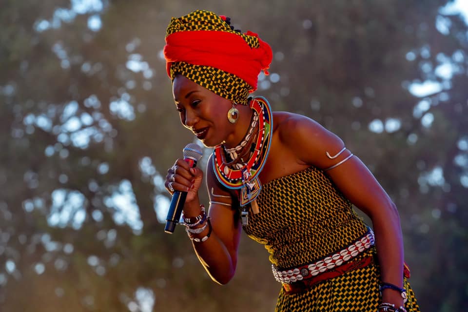 yotambiensoyind's tweet photo. . @Damonalbarn colabora con @FatouMusic_ en su nuevo single “Nsera”, con un impresionante videoclip creado por el mago de los vídeos GREGORY OHREL
#novedades #estreno #nuevosingle #nsera #nuevovídeo 👌 #recomendamos
👇
https://t.co/ULM4Ra7a6M https://t.co/fEGGwqitQS