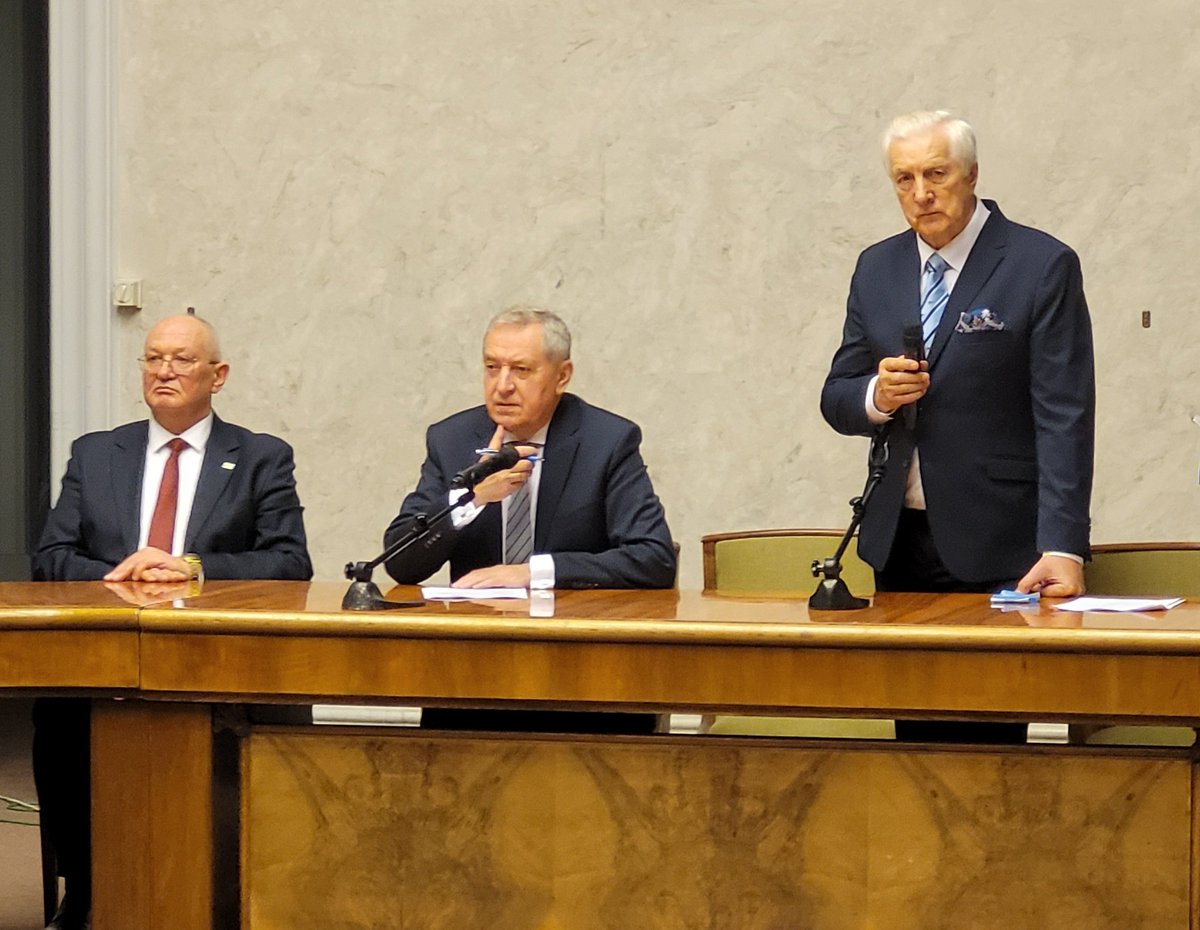 Ministerstwo Rolnictwa i Rozwoju Wsi (@mrirw_gov_pl) on Twitter photo Wicepremier,minister #MRiRW <a href="/Kowalczyk_H/">Henryk Kowalczyk</a> uczestniczy wraz z dyrektorem <a href="/KOWR_gov_pl/">Krajowy Ośrodek Wsparcia Rolnictwa</a> Waldemarem Humięckim w konferencji prasowej branży mleczarskiej podczas targów MLEKO-EXPO 2022. Przedstawiciele spółdzielni mleczarskich omawiają obecną sytuację na rynku mleka. Wicepremier,minister #MRiRW <a href="/Kowalczyk_H/">Henryk Kowalczyk</a> uczestniczy wraz z dyrektorem <a href="/KOWR_gov_pl/">Krajowy Ośrodek Wsparcia Rolnictwa</a> Waldemarem Humięckim w konferencji prasowej branży mleczarskiej podczas targów MLEKO-EXPO 2022. Przedstawiciele spółdzielni mleczarskich omawiają obecną sytuację na rynku mleka.