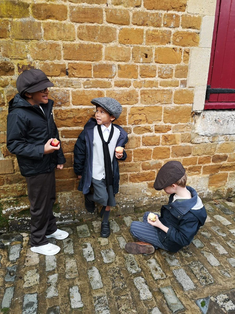 LaxtonJunior's tweet photo. Year 2 have arrived at @HoldenbyHouse for their Victorian experience. Time for a quick play and fruit before the hard work begins! #WeAreLJS #LJSYearTwo #Victorians #LoveOfLearning https://t.co/Gq9JPQBx17