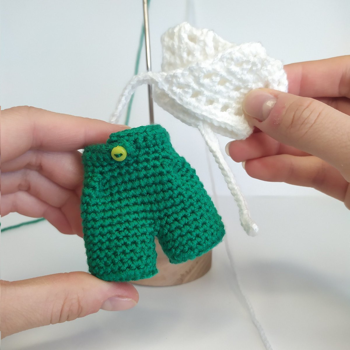 minimelamutfak's tweet image. ❄️"Kış Koleksiyonu &amp;amp; Beyaz Örgü Bolera ve Yeşil Örgü Pantolon" ❄️
🤍💚
#VegaStyle 🌟 Vega'nın yeni takımı 😍
. 
Minyatür bolera; beyaz renk örgü ipi ve tığ ile örüldü. 🤍
Minyatür pantolon; yeşil renk örgü ipi ve tığ ile örüldü. 💚
@haluklevent Abi sayfama destek verir misin 🙏❤️