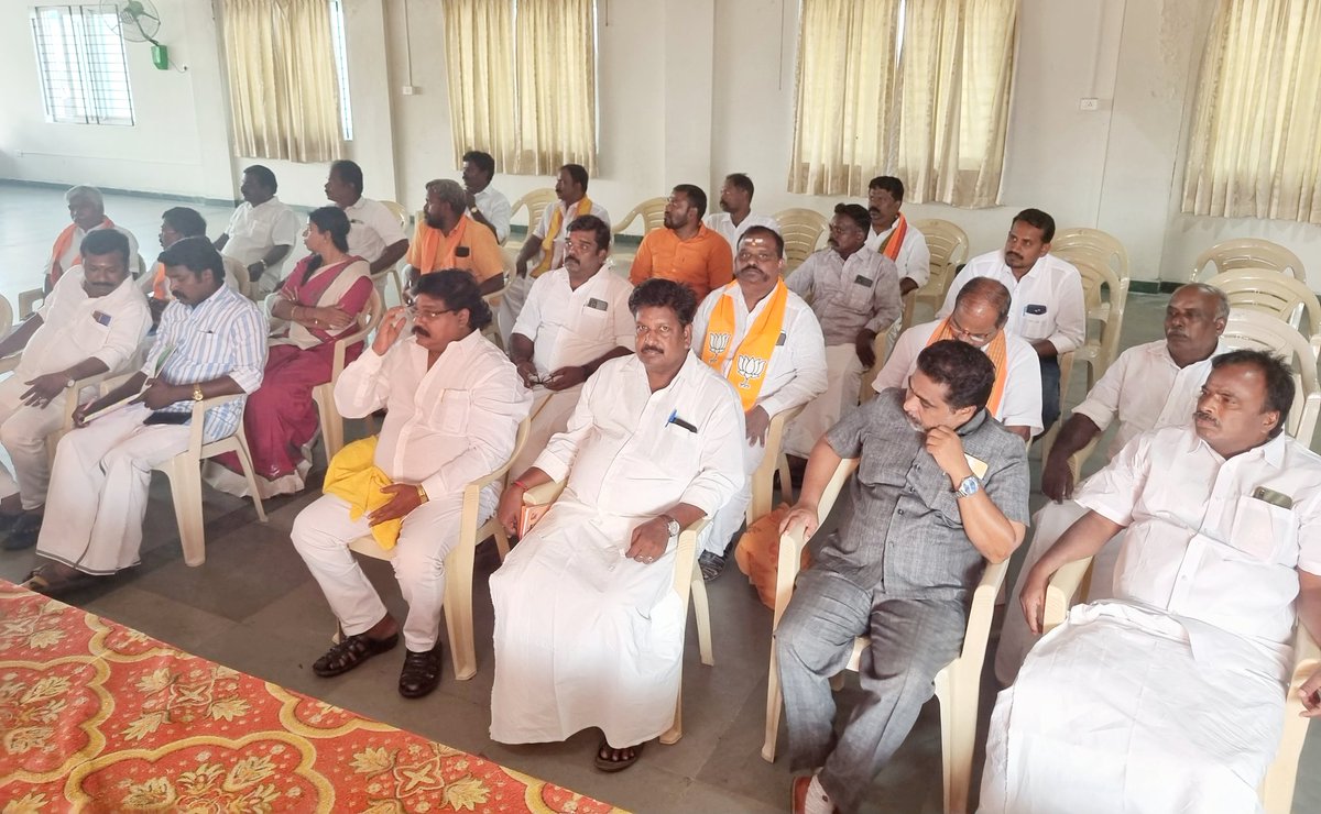 MouryaBjp's tweet photo. ತಮಿಳುನಾಡಿನ ಪೆರಂಬಲೂರುನಲ್ಲಿ ಬಿಜೆಪಿ ಎಸ್,ಸಿ ಮೋರ್ಚಾ ರಾಜ್ಯ ಪದಾಧಿಕಾರಿಗಳ ಸಭೆನಡೆಯಿತು. ದೇಶದಲ್ಲಿ ನಡೆಯುತ್ತಿರುವ ಬಸ್ತಿ ಸಂಪರ್ಕ ಅಭಿಯಾನ ಕಾರ್ಯಕ್ರಮದ ಬಗ್ಗೆ ಸವಿಸ್ತಾರವಾಗಿ ಚರ್ಚಿಸಲಾಯಿತು @LalSinghArya @blsanthosh @CTRavi_BJP @tnbjp @Bjpkar @annamalai_k https://t.co/YBxdYKW4px