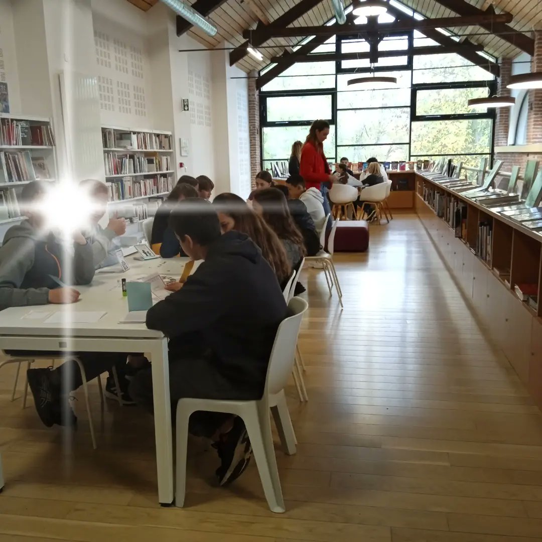 Pendant 2 jours des collégiens sont venus pour la formation des délégués. Jeux, mise en situation, échanges, apprendre à se connaître et découvrir des lieux complémentaires au collège: point jeunes, ludothèque, médiathèque,cybercafe, office de tourisme sur le site de la Papeterie