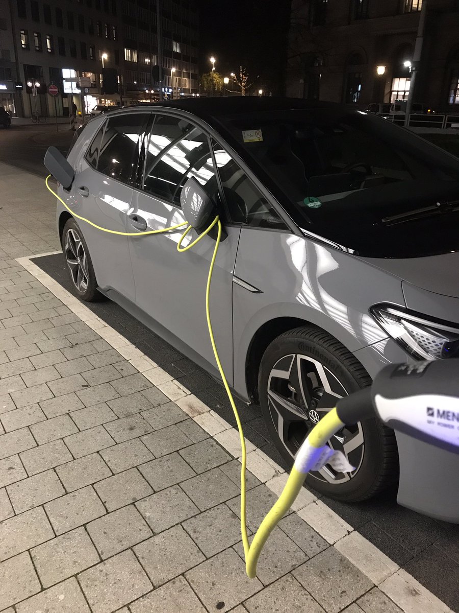 CNG_Hannover's tweet photo. Ist das die Technik der Zukunft? Ist das komfortabel oder hightech? Man sollte bevor(!) man Infrastruktur flächendeckend ausrollt erst eine gute Lösung entwickeln. Leider wird lieber aktionistisch Geld verbrannt, statt eine strukturell sinnvolle Lösung zu entwickeln und zu bauen. https://t.co/DkAajrl4SI