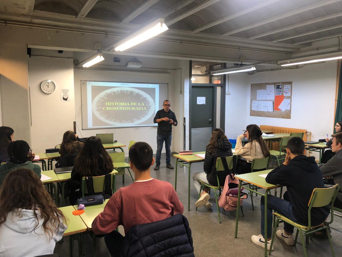 MontseSol17's tweet photo. ✅️ Taller Cromatografia d'aliments a l'@InsLaSerra a càrrec de Josep Ramon Sainz de la Maza #SC22CAT @IceUdl https://t.co/EKAQFZcgeP