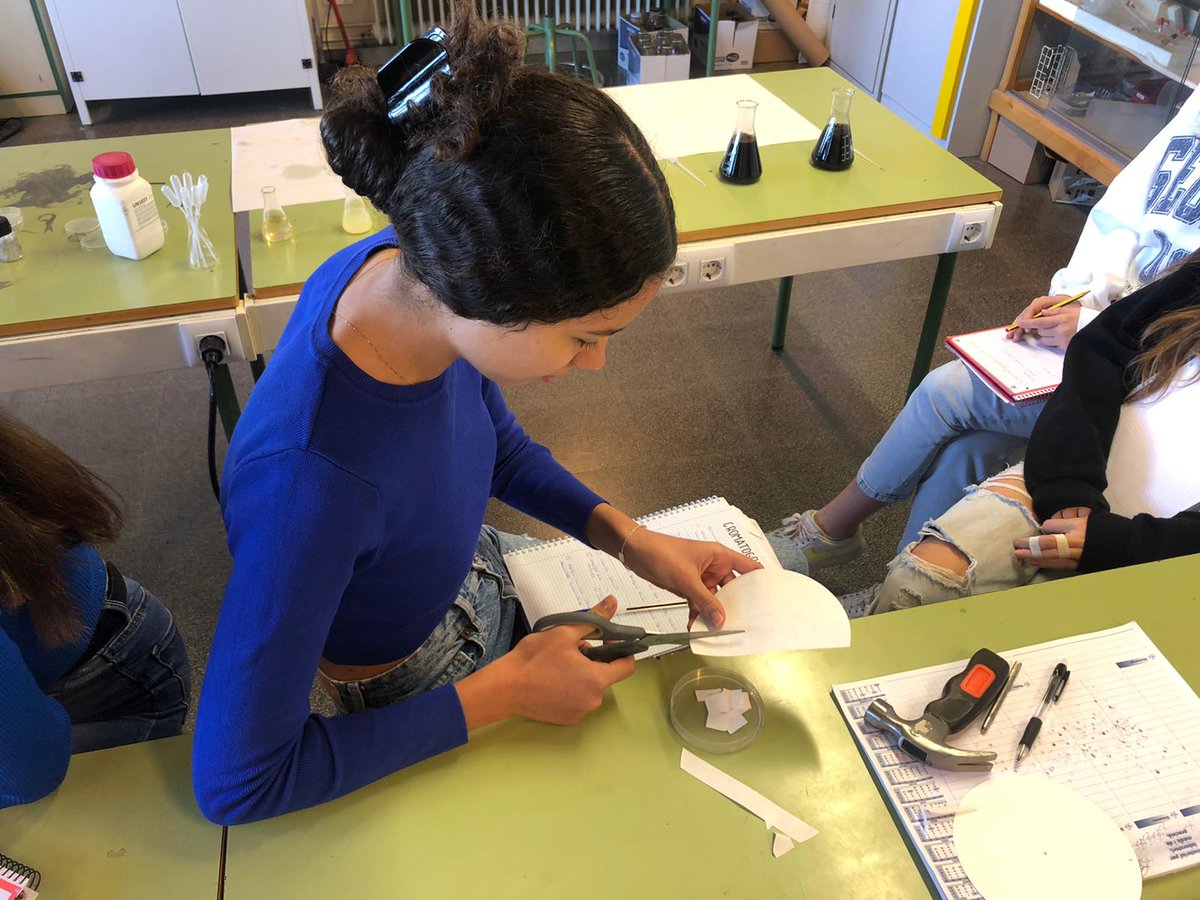 MontseSol17's tweet photo. ✅️ Taller Cromatografia d'aliments a l'@InsLaSerra a càrrec de Josep Ramon Sainz de la Maza #SC22CAT @IceUdl https://t.co/EKAQFZcgeP