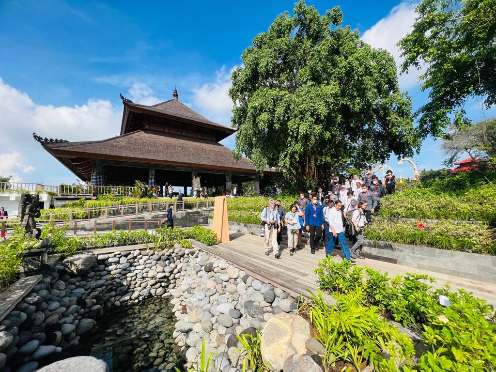 jokowi's tweet photo. Saya sempat menemani para wartawan yang meliput kegiatan KTT G20 berkeliling Taman Hutan Raya Ngurah Rai di Kota Denpasar pagi ini. 

Saya memandu mereka berkeliling Tahura dan melihat mangrove, serta mengenalkan spesies-spesies mangrove di area pembibitan. https://t.co/BaBIGzC3VI