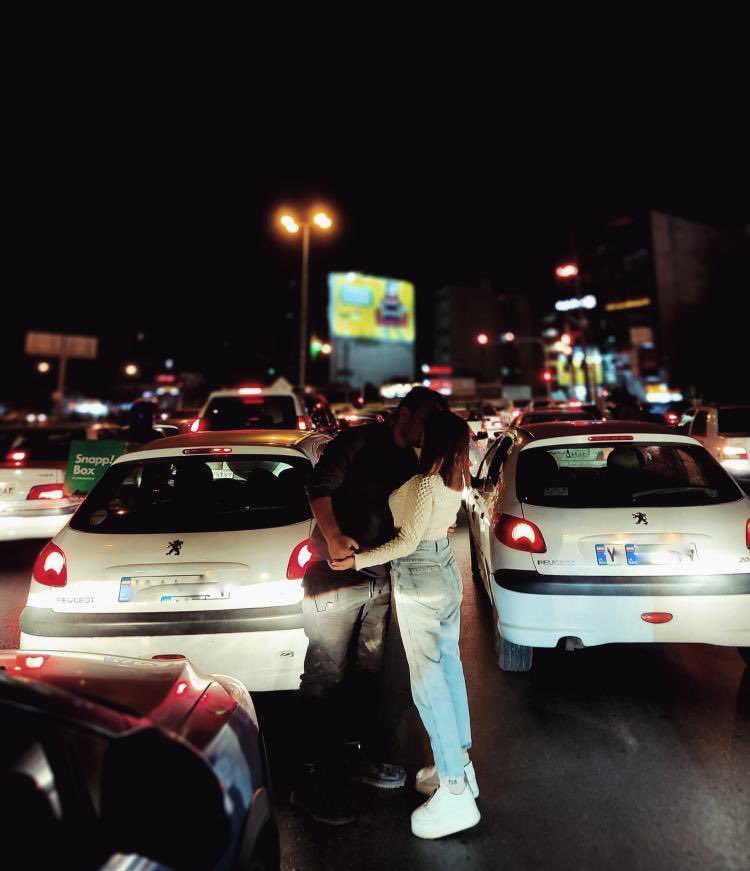 arminarefi's tweet photo. TRIPLE TABOU brisé dans la nuit à Shiraz (pas de voile, pas de manteau islamique, et baiser public). 
Rien ne sera jamais plus comme avant en #Iran. 
#MahsaAmini #IranRevoIution2022 https://t.co/s4aoSOEbTq