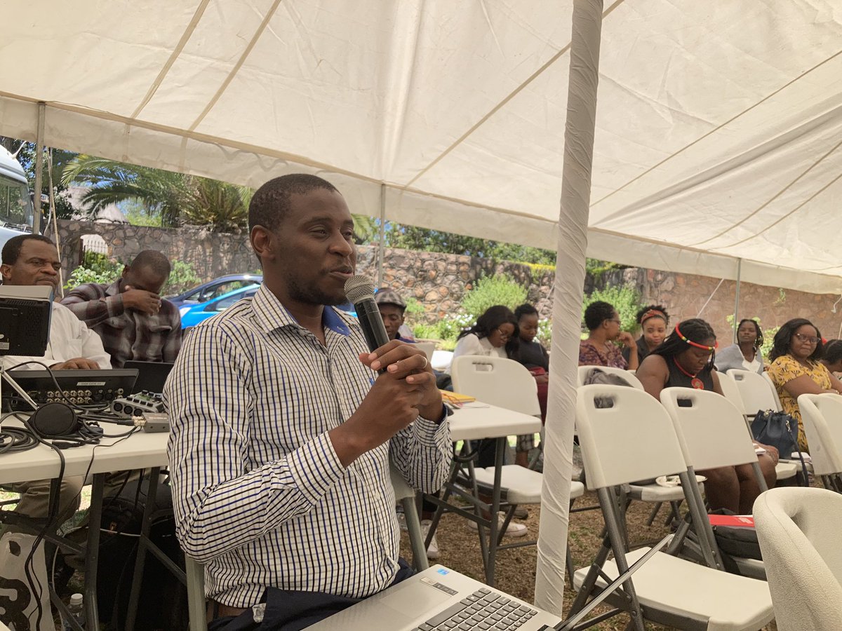 citezw's tweet photo. @NkosiDibiti says journalists need to unite so that when journalists are arrested they can be protected by other journalists
#Asakhe
#JournalismEducation
#JournalismExcellence
#FutureJournalism
@NamMediaTrust @dw_akademie @misamalawi https://t.co/ORXysEfd1o
