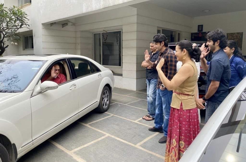BigtvCinema's tweet photo. ప్రభుత్వ అధికార లాంఛనాలతో మహాప్రస్థానంలో ముగిసిన సూపర్ స్టార్ కృష్ణ గారి అంత్యక్రియలు #KrishnaGaru 🙏🙏

#RIPSuperStarKrishnaGaru @urstrulyMahesh
@MaheshFanTrends @MaheshBabuFacts
@MaheshBabuNews @WestAndEastMBFC
#RIPLEGEND #MaheshBabu #StayStrongAnna https://t.co/apH0xzDruJ