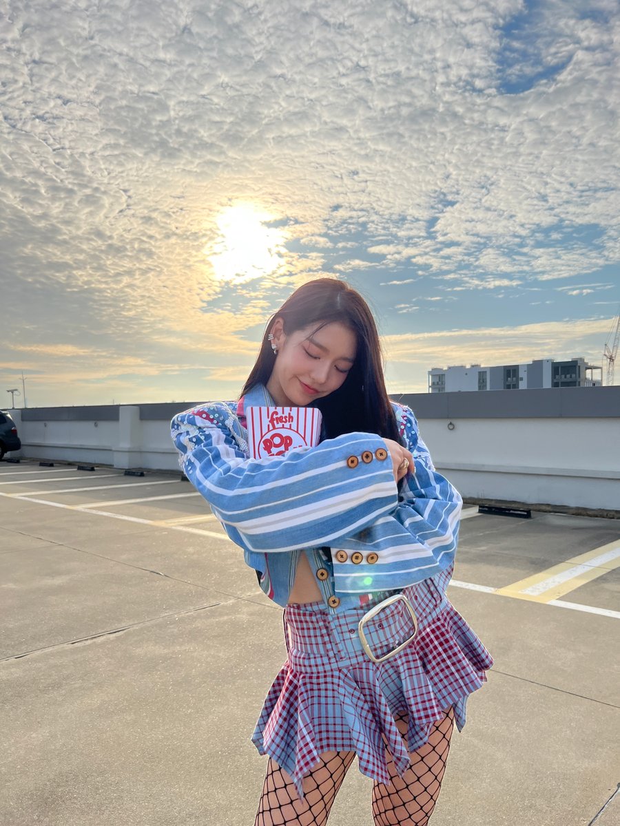 chillookbaa's tweet photo. Pen jadi parkiran di rooftop 😭
Matahari aja kalah terang ama kecantikannya 🫰

TAP MV RELEASE 

#SECRET_NUMBER #SECRETNUMBER_TAP #TAP_OUT_NOW #SOODAM 
@5ecretNumber https://t.co/VcnuBSJn5x