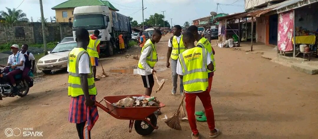 GehgehLormie's tweet photo. We demand #System_Change👊
Not #Climate_Change 🙈
During the weekend, our team of passionate volunteers conducted a day's long cleaning-up exercise in support of a #Clean, #Safe,#Healthy and #Green Environment for ALL, held in the Peace Island Community.
#ClimateJusticeNow✊ https://t.co/zOt4fL6d5N
