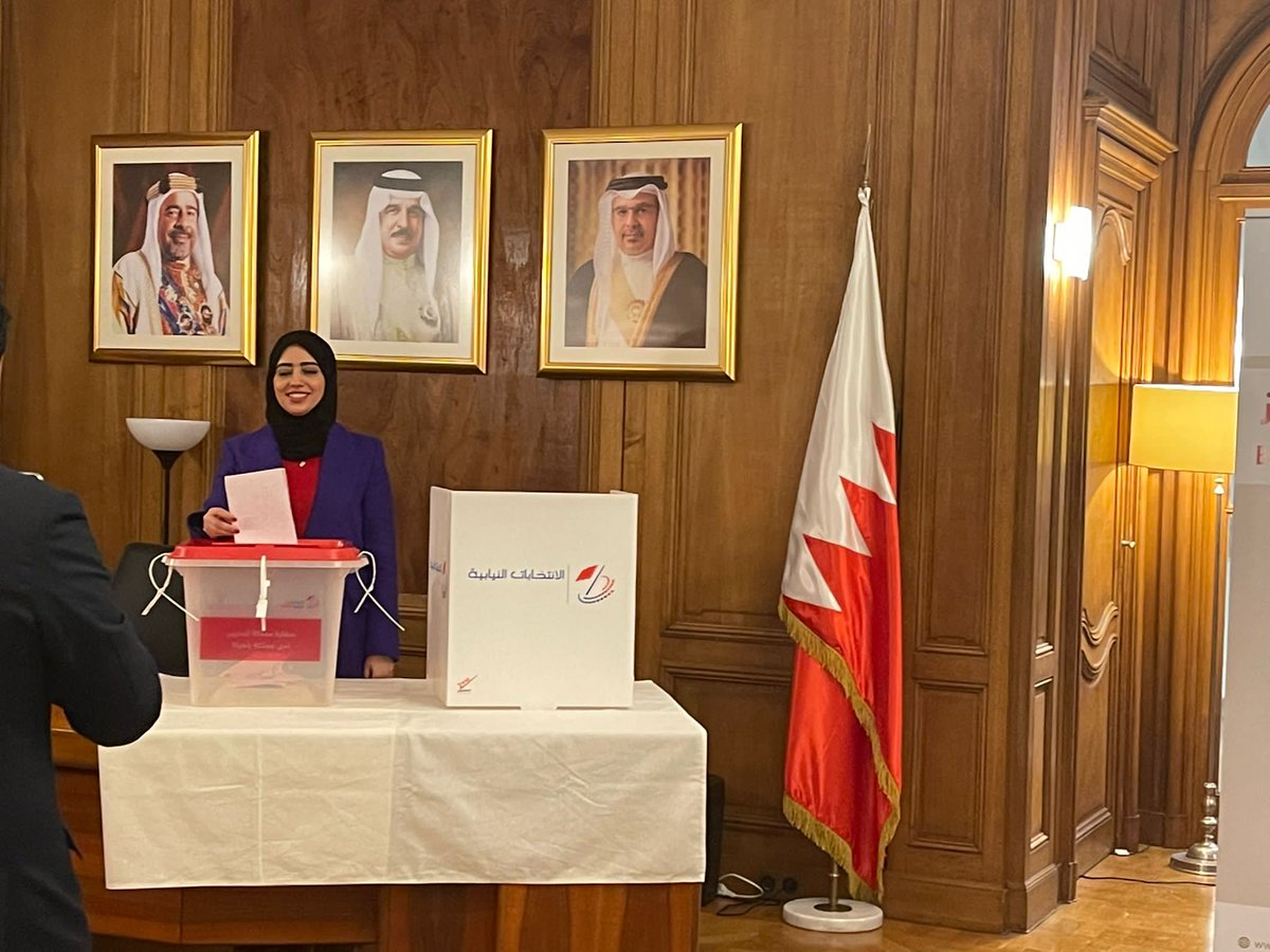 خلال زيارة نظمها الاتحاد الأوروبي 🇪🇺، استقبل بالأمس سعادة سفير البحرين لدى الاتحاد الأوروبي <a href="/aaldoseri/">Abdulla Bin Faisal Al Doseri</a> شباب القادة البحرينيين 🇧🇭 ، حيث أدلى بعضهم بأصواتهم للمرة الأولى داخل مقر السفارة.  <a href="/BahrainEmbBE/">Bahrain Embassy, Brussels</a> <a href="/YouthPioneer/">Youth Pioneer Society</a> <a href="/eusimonpa/">Patrick Simonnet</a> <a href="/EUinArabic/">EUbilAraby</a> <a href="/EU_FPI/">EU Service for Foreign Policy Instruments 🌐</a>