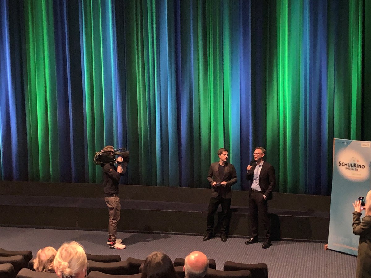 VisionKino's tweet photo. Die SKW Saarland sind diese Woche ebenfalls gestartet. Eröffnet wurde am Montag in Saarbrücken mit dem Film „Rabiye Kurnaz vs. George W. Bush“.

Foto: Robert Hecklau (links) SR-Redakteur und Moderator, Jan Benedyczuk (rechts) Staatssekretär für Bildung und Kultur https://t.co/KfTFuEMUyB