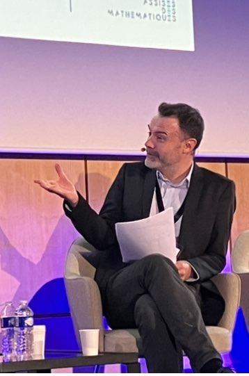 CNRS_INSMI's tweet photo. #AssisesDesMaths
Nous mettons à l'honneur @mathieuvidard et @Daniel_Fievet, passeurs de #sciences, qui ont animé et stimulé les échanges au cours de ces trois jours de partage autour des #maths.
#LaTerreAuCarré #LeTempsDunBivouac #ScienceGrandFormat #MathInFrance https://t.co/ncLE7WgjYs