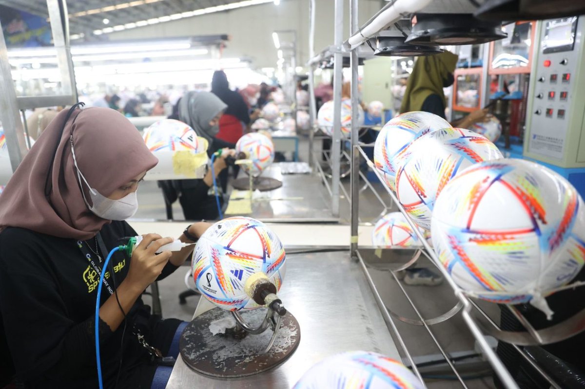 idextratime's tweet photo. Andil Indonesia di PD 2022.

Adidas mempercayakan Global Way Indonesia di Madiun untuk memproduksi 50.000 Al-Rihla (bola resmi Piala Dunia 2022).

Selain digunakan di Piala Dunia, bola-bola tersebut juga akan diekspor ke Jerman, UAE, US, UK dan Brazil. ⚽⭐

#WorldCup2022ET https://t.co/wLO1QdwjfR