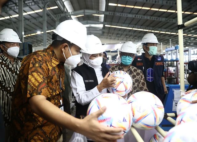 Andil Indonesia di PD 2022.

Adidas mempercayakan Global Way Indonesia di Madiun untuk memproduksi 50.000 Al-Rihla (bola resmi Piala Dunia 2022).

Selain digunakan di Piala Dunia, bola-bola tersebut juga akan diekspor ke Jerman, UAE, US, UK dan Brazil. ⚽⭐

#WorldCup2022ET