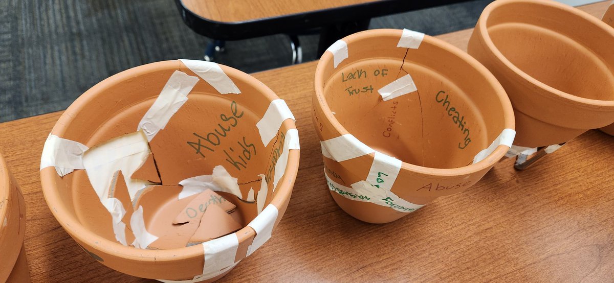 MHS_FCS's tweet photo. In the project, flower pots were used to represent the family. Students compared how a flower pot and a family are similar in the aspect of being strong, holding things together, possibly breaking, and coming in different sizes and shapes. https://t.co/tuipuKfMm2
