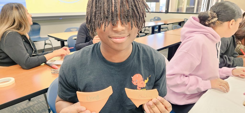 MHS_FCS's tweet photo. In the project, flower pots were used to represent the family. Students compared how a flower pot and a family are similar in the aspect of being strong, holding things together, possibly breaking, and coming in different sizes and shapes. https://t.co/tuipuKfMm2