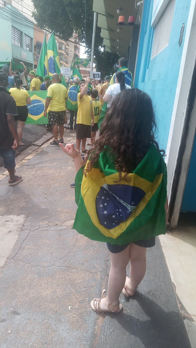amandarez's tweet photo. @brom_elisa Olha a golpista radical. A Globo queria quebradeira para noticiar mas só consegue dizer a mesma frase. O Jornalismo morreu. https://t.co/qS6JDQQOog
