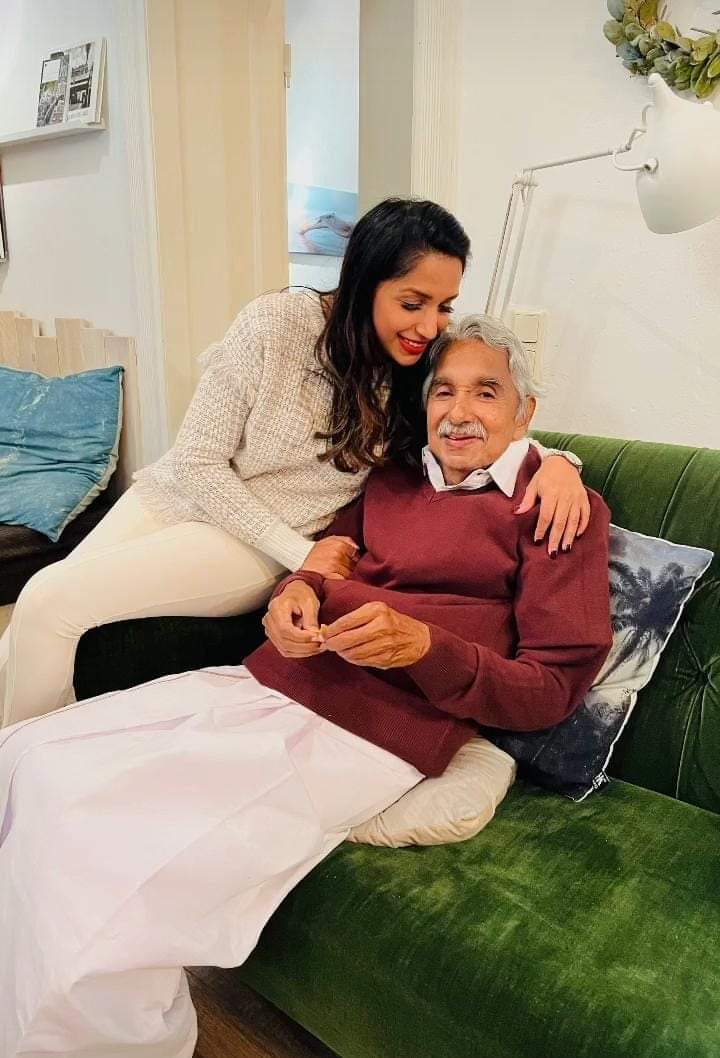 shobinalakode's tweet photo. @Oommen_Chandy 💙💙 https://t.co/A0VsII02eL