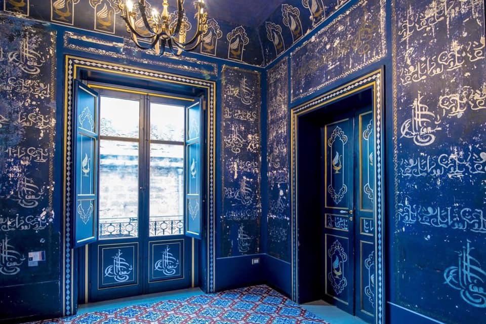 La Cámara de las Maravillas de Palermo es una sala ricamente decorada en el S.XIX con motivos árabes en oro y plata sobre azul. Fue descubierta en 2003 bajo varias capas de yeso en un apartamento del centro histórico. Se cree que pudo estar dedicada a rituales esotéricos.