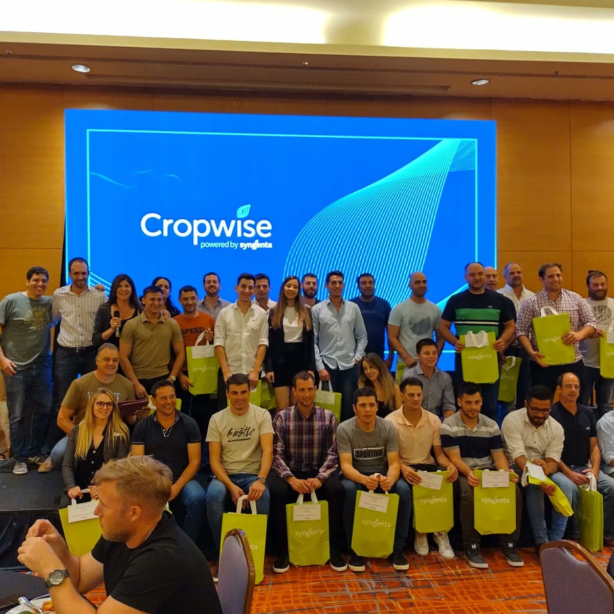 JA_AGRICOLA's tweet photo. 🙌🏼 Gracias @Syngenta
Después de tantos años de cultivar este vínculo, sabernos #Vigentes y acompañando al productor desde el #Compromiso nos produce una enorme satisfacción. #Reconocimiento x 
▪️Trayectoria #JAAgrícola  
▪️Referentes Digitales @elizagoyen_r
Nos impulsa a ➕️! https://t.co/hnezEkM1br