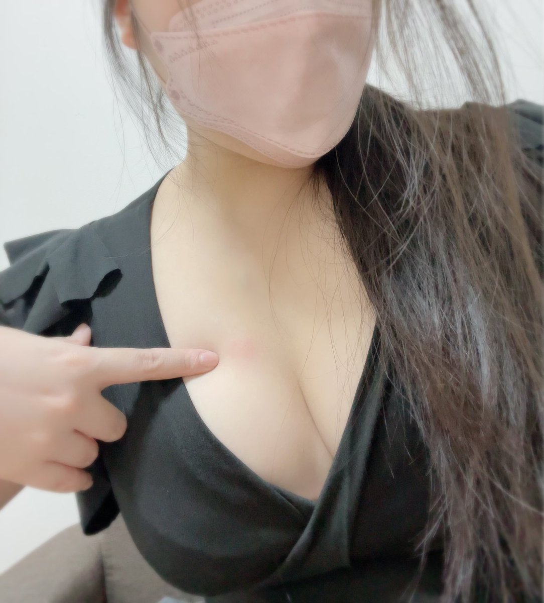 何でこの時期に刺されるの…ポーズです🫣
隠せないから逆に目立たせました！笑

昨日は沢山のご予約&amp;お問い合わせありがとうございました💓✨
「マッサージ上達したね！」「また絶対くるからね！」って嬉しい☺️
いつも感謝です✨
#エムズルーム　#烏丸　#メンエス